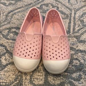 Size 9 old navy slip on toddler shoes